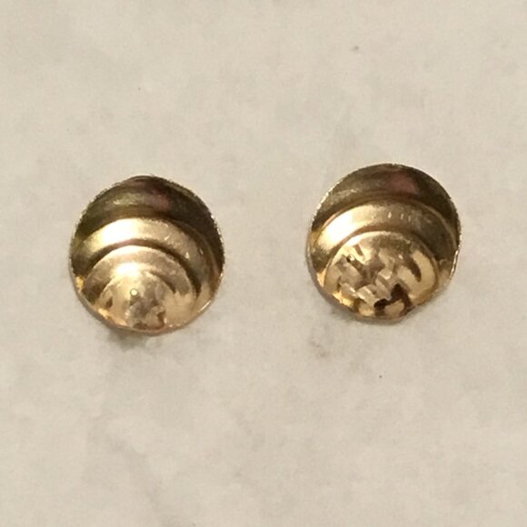Very lovely 14K gold shell like etched stud earrings - Picture 2 of 12